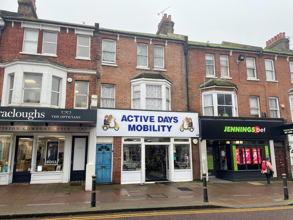 Lot: 30 - MIXED COMMERCIAL AND RESIDENTIAL INVESTMENT - Street view of shop and flat above